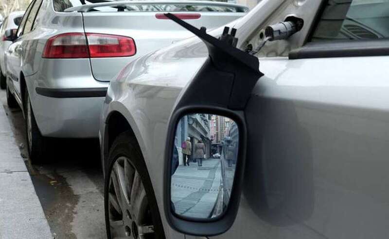 Imagen de archivo de un retrovisor roto/TA.